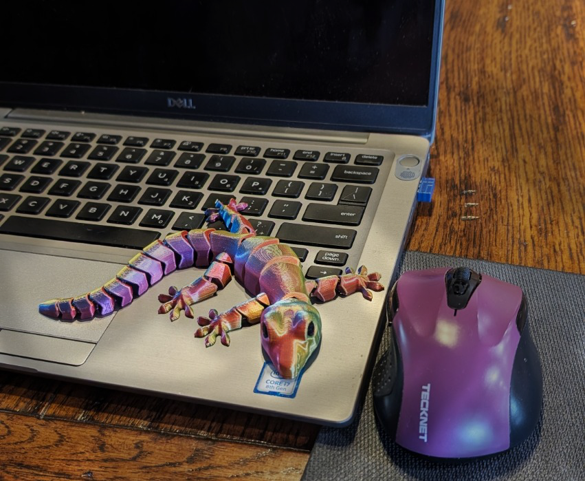 Emotional Support Gecko – Articulated Desk Companion 🦎