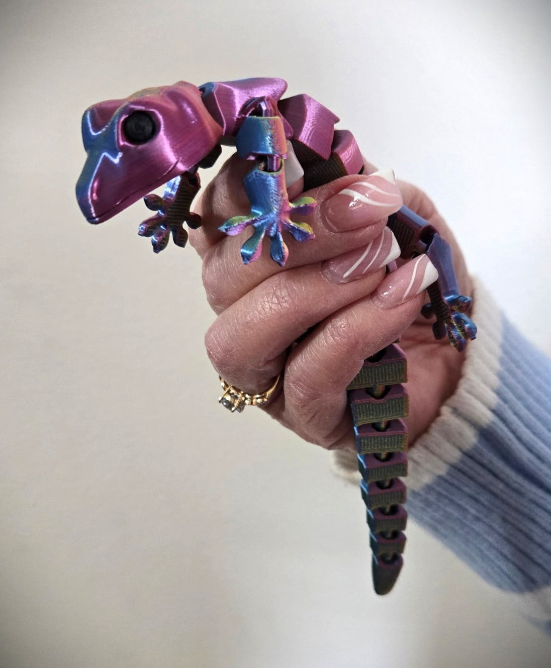 Emotional Support Gecko – Articulated Desk Companion 🦎